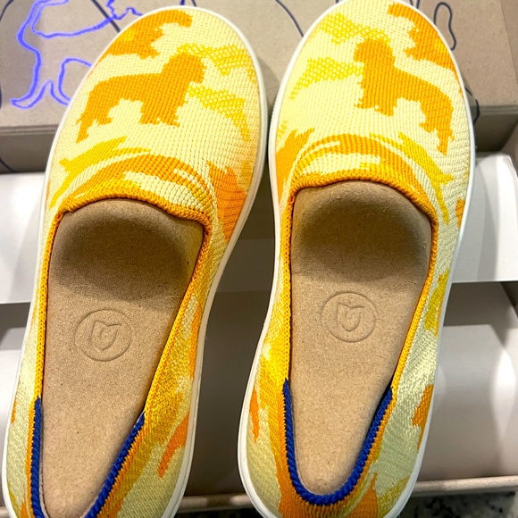 NEW Rothy’s kids size 1 puppy dog slip on tennis shoes sneakers yellow camo - Picture 1 of 4